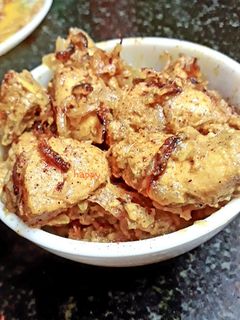 পেঁয়াজ ভাজায় চিকেন(peyaj vhajai chicken recipe in bengali) রেসিপির প্রধান ছবি