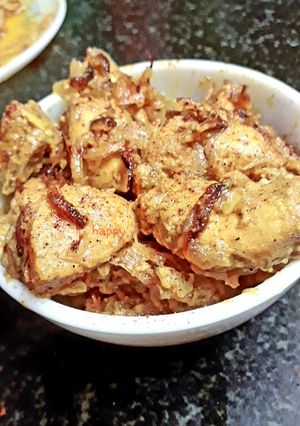 পেঁয়াজ ভাজায় চিকেন(peyaj vhajai chicken recipe in bengali) রেসিপির প্রধান ছবি