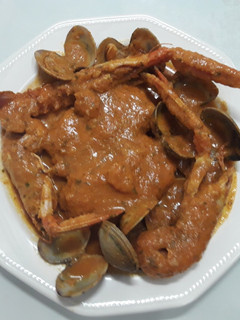 Una foto de Rape al romesco con cigalas y almejas