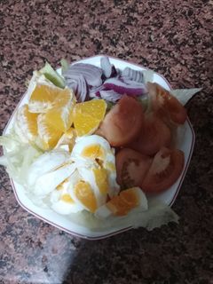 Una foto de Ensalada Naranja y huevo