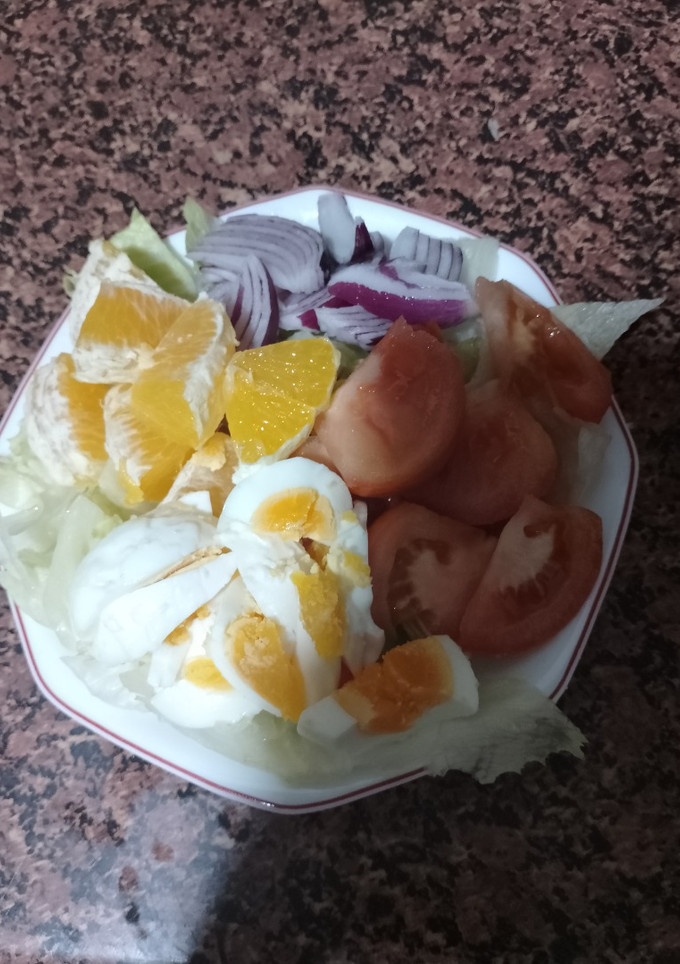 Una foto de Ensalada Naranja y huevo