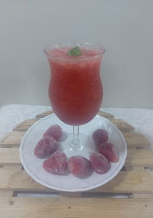 A picture of Strawberry 🍓cool refreshing drink 🍸.