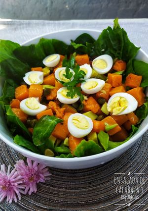 Una foto de Ensalada de calabaza y espinacas