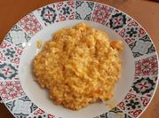 Una foto de arroz con mariscos congelados