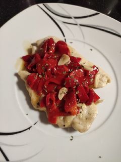 Una foto de Pechuga de pollo con pimientos del piquillo