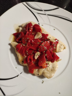 Una foto de Pechuga de pollo con pimientos del piquillo