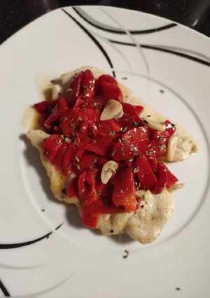 Una foto de Pechuga de pollo con pimientos del piquillo