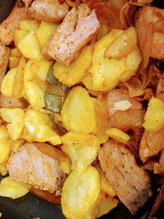 Una foto de Atún encebollado con patatas al microondas