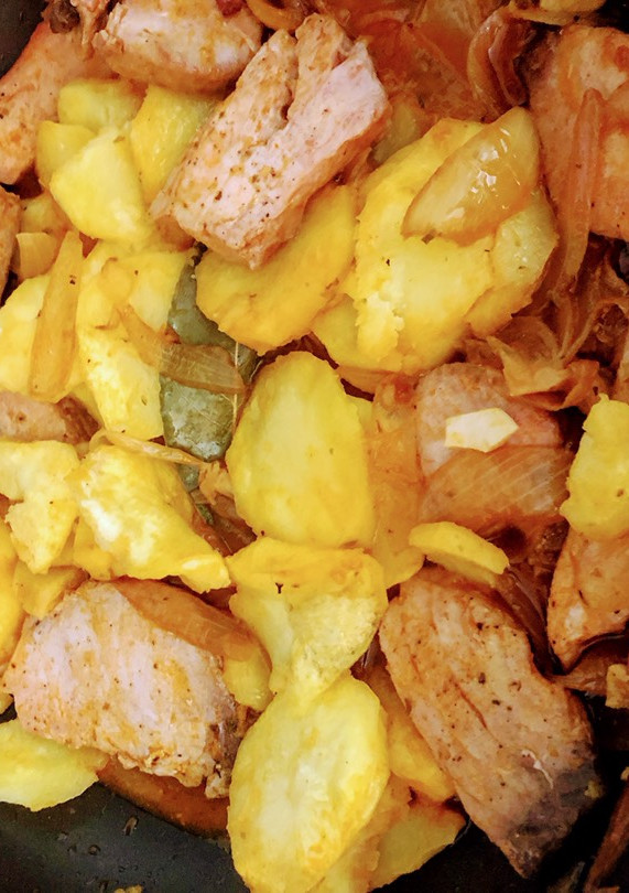 Una foto de Atún encebollado con patatas al microondas