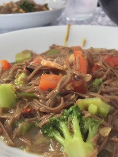 Una foto de Fideos soba con verduras y salmón ahumado