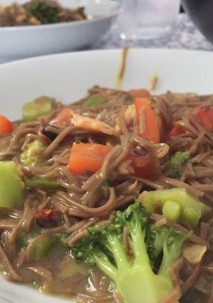 Una foto de Fideos soba con verduras y salmón ahumado