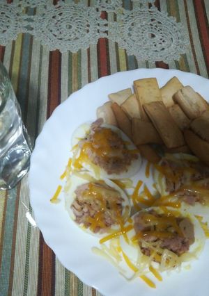 Una foto de Huevos con atún y quesos combinados gratinados