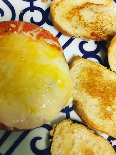 Una foto de Tomates 🍅 relleno de huevo 🥚 y queso 🧀