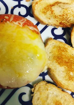 Una foto de Tomates 🍅 relleno de huevo 🥚 y queso 🧀