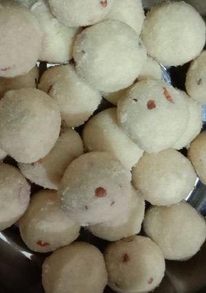 A picture of Suji ladoo.