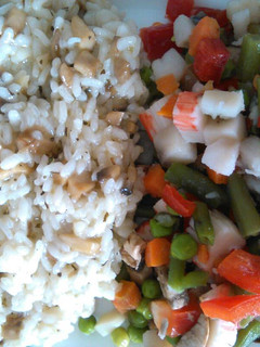 Una foto de Arroz blanco con albahaca y salpicón de verduras con cangrejo