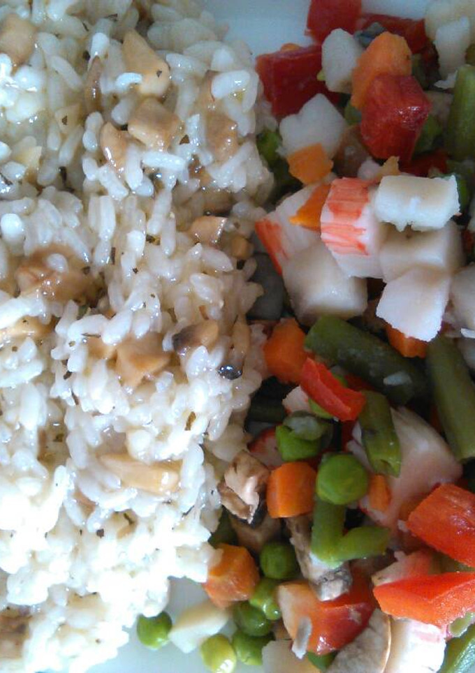 Una foto de Arroz blanco con albahaca y salpicón de verduras con cangrejo