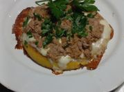 Una foto de polenta con mozzarella