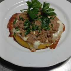Una foto de Polenta a la plancha, con Atún y Queso