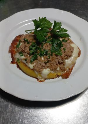 Una foto de Polenta a la plancha, con Atún y Queso