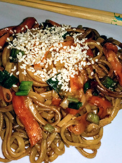 Una foto de Salteado de Vegetales con Fideos Tallarines al Estilo Oriental