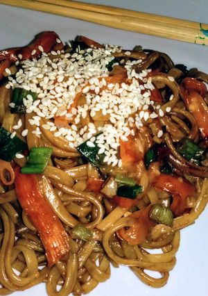 Una foto de Salteado de Vegetales con Fideos Tallarines al Estilo Oriental