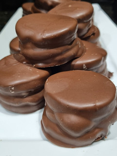 Una foto de SÚPER ALFAJORES DE CHOCOLATE ❤️