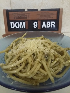 Una foto de Fideos con pesto