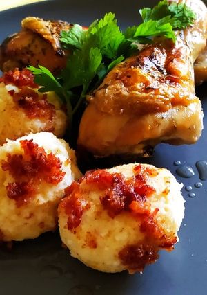 Sült csirkecomb szalonnamorzsás túrógombóccal gluténmentesen recept fotója