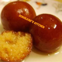 A picture of Gulab Jamun.