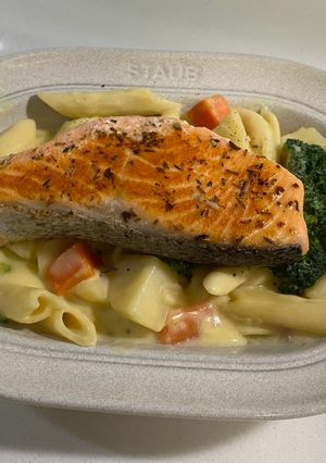 白醬鮭魚義大利麵 的食譜成品照片