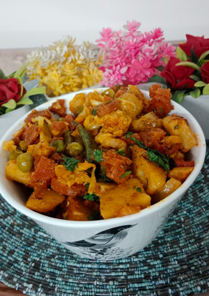 गाजर मटर आलू गोभी सब्जी (Gajar matar aloo gobhi sabji recipe in Hindi) रेसिपी मुख्य फोटो
