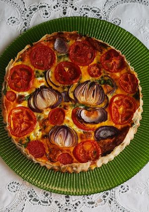 Фото Швидкий кіш пиріг зі шпинатом та мясом зі спинки домашнього півня.