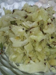 कोबीची भाजी (kobichi bhaji recipe in marathi) रेसिपी चे मुख्य फोटो