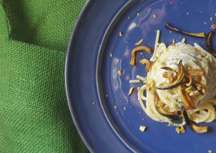 Spaghettoni con crema di burrata, basilico e melanzane