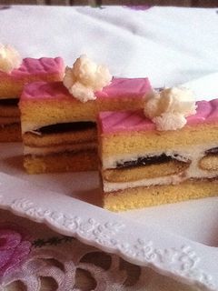 Piskóta szelet, zselés eperlekváros piskótaval töltve recept fotója