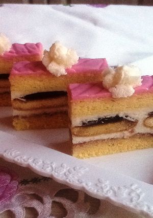 Piskóta szelet, zselés eperlekváros piskótaval töltve recept fotója