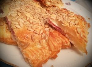 Una foto de Hojaldre de york y queso con cobertura de pipas de girasol