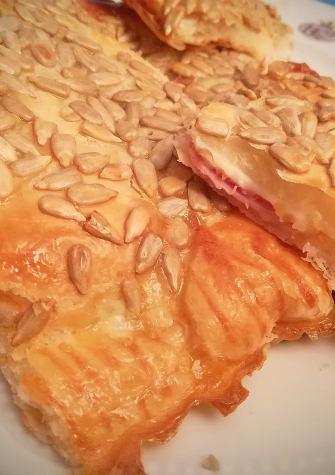 Una foto de Hojaldre de york y queso con cobertura de pipas de girasol