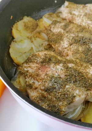 Una foto de Pescado al eneldo🐟🌱🥔🧈