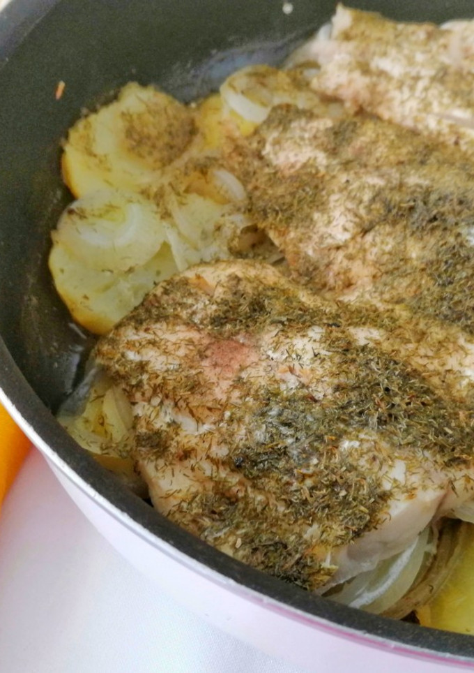 Una foto de Pescado al eneldo🐟🌱🥔🧈