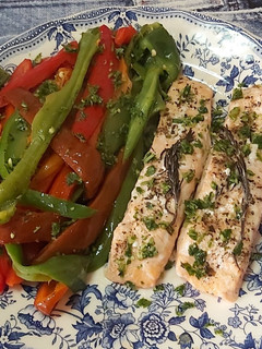 Una foto de Salmón con pimientos en Lékué