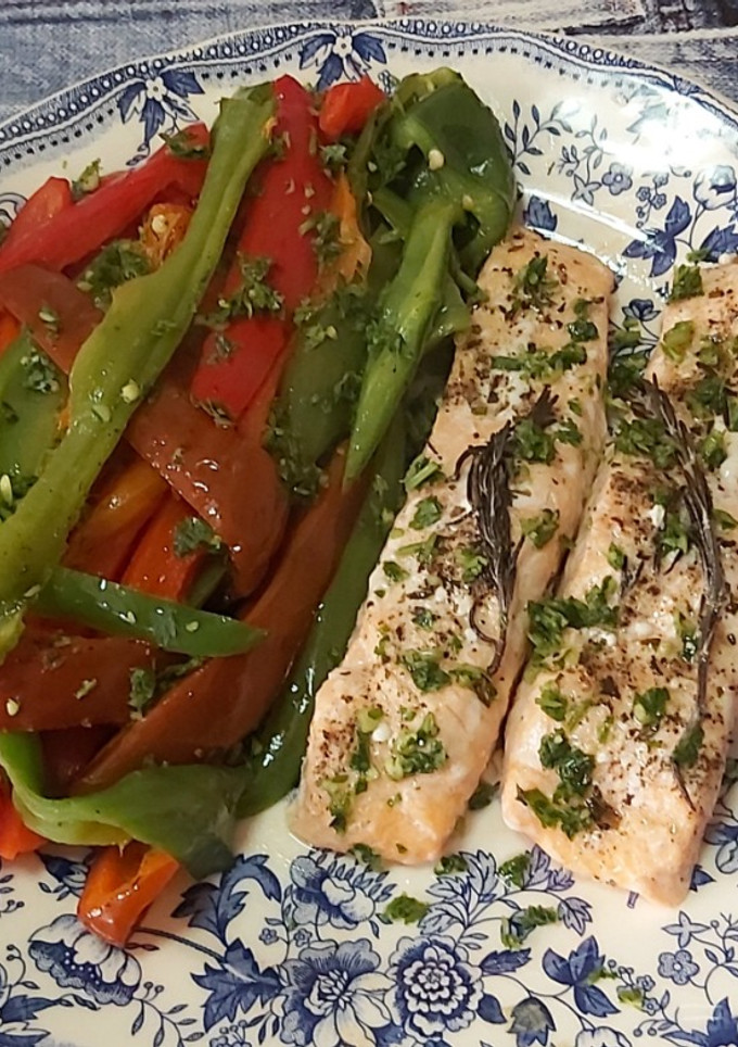 Una foto de Salmón con pimientos en Lékué