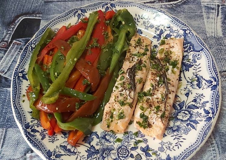 Salmón con pimientos en Lékué