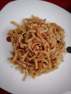 Una foto de Noodles de arroz con verduras y gambas