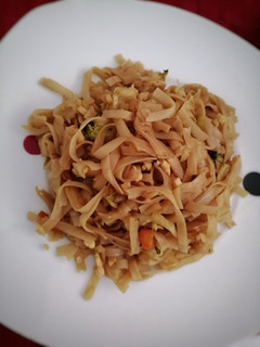 Una foto de Noodles de arroz con verduras y gambas