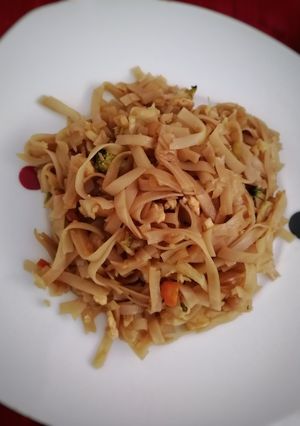 Una foto de Noodles de arroz con verduras y gambas