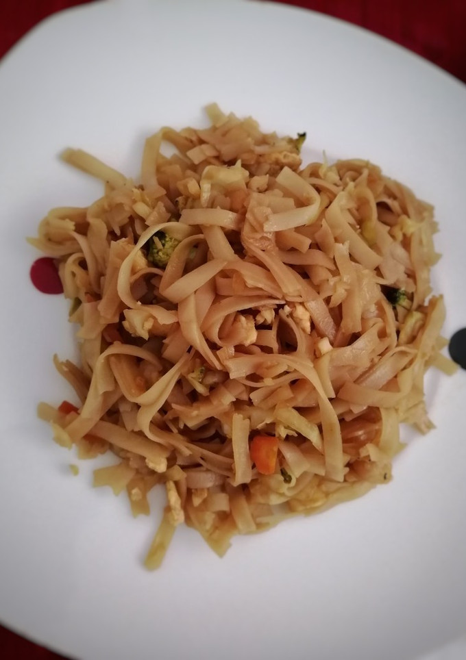 Una foto de Noodles de arroz con verduras y gambas