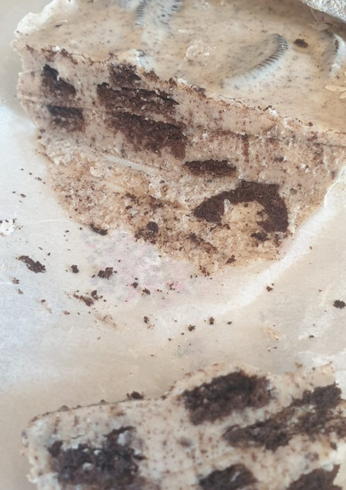 Una foto de Turrón de chocolate blanco y galletas oreo