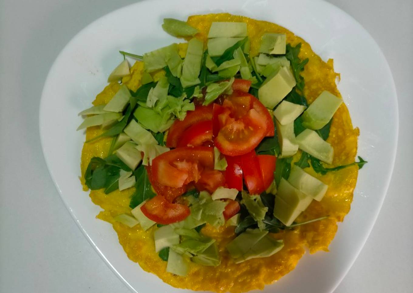 Tortilla con rúcula, aguacate y tomate